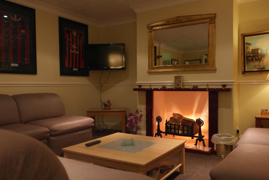 Monravon Guest House Holyhead Extérieur photo
